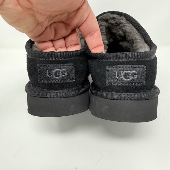 New UGG Classic Slipper In Black Women's Sz 10 - Picture 7 of 16